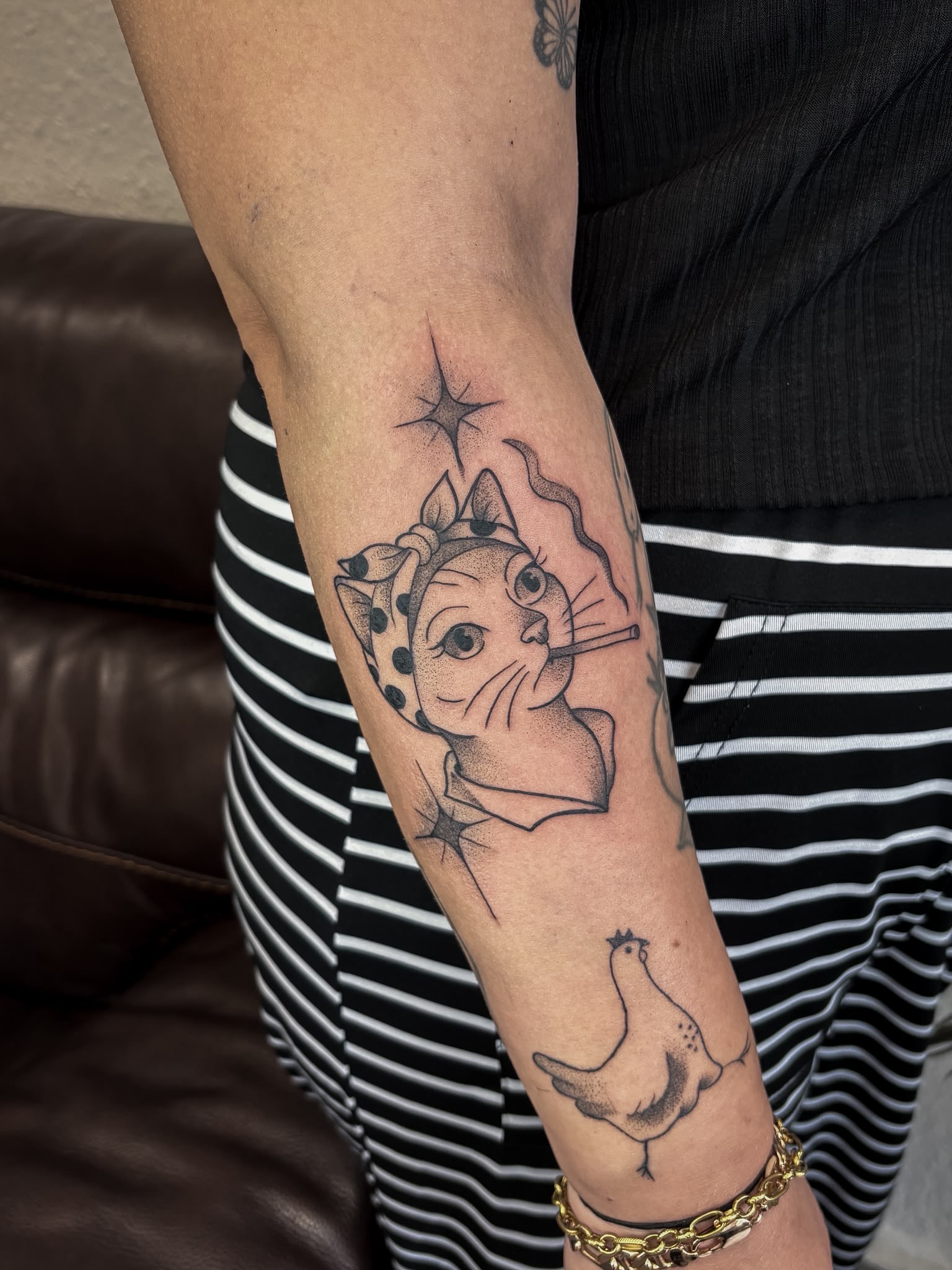 Verspieltes Katzenporträt als feines Linework-Tattoo